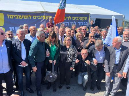 فيديو : تظاهرة لرؤساء السلطات المحلية أمام مكتب رئيس الحكومة بالقدس